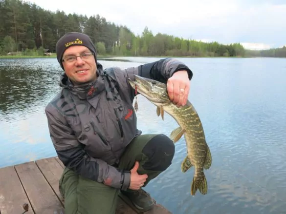 valeriy_sikirzhitskiy_so_schukoy_na_platnom_vodojome